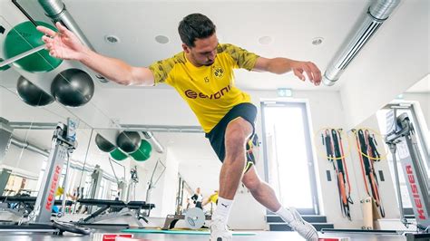 Dortmund'un futbolcularının, alicia ile çalışmaya başladıktan sonra performanslarının artması ise dikkat çekti. Borussia Dortmund Fitness Coach / Borussia Dortmund S New Fitness Trainer Alica Schmidt Is The ...