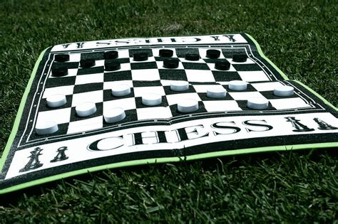 Giant Chess Game On Grass Kostenloses Foto Auf Ccnull De