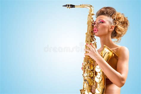 Nude saxophone φορέων στοκ εικόνες εικόνα από saxophone 19394494