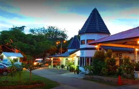 Accès des voyageurs masbro village filled with colourful exterior and an outdoor swimming pool for both adults and children, perfect for a family vacation. Tempat Menarik di Melaka. Wah Bestnya! Ini 121 lokasi ...