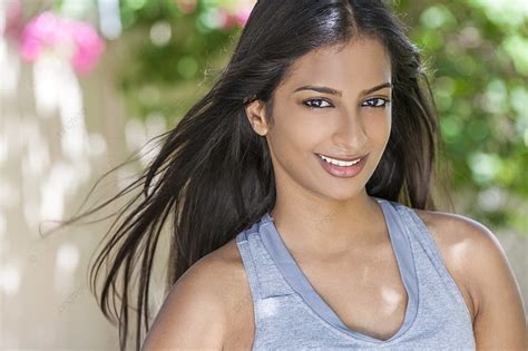 Background Potret Luar Ruangan Seorang Wanita Atau Gadis Muda Asia India Yang Cantik Di Luar Di