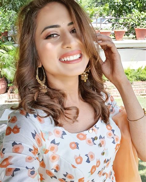 Sargun Mehta Is A Perfect Punjabi Kudi In Latest Traditional Attire