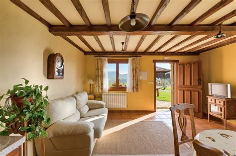 El estudio está ubicado en la barcena ,un conjunto de apartamentos rurales con piscina climatizada incluida en el precio. Apartamentos Rurales El Mirador de Cazanes en Villaviciosa, Asturias