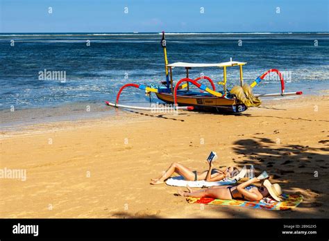 Two Young Women Sunbathing At The Seaside Hi Res Stock Photography And