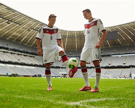 Weltmeister 2014 gesicht dfb bilder männer gesichter bvb wm 2014 sportler dfb team. Das Adidas DFB Trikot der WM 2014 - Sportartikel und ...