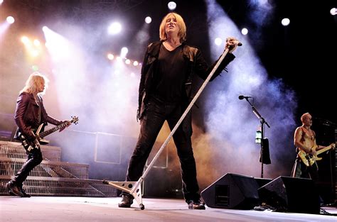 Def Leppard Premieres Lets Go From Upcoming Concert Film And There