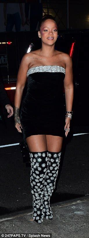 Rihanna Shows Off Her Killer Figure In Kinky Boots Daily Mail Online