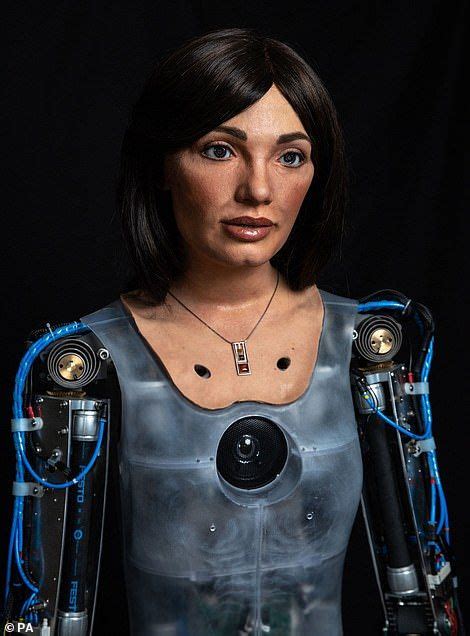 Meet Ai Da The Worlds First Humanoid Robot в 2020 г