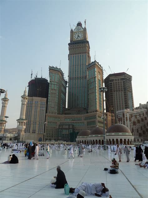 L'ensemble architectural est le plus souvent entouré d'une ou plusieurs tours, ou minarets, dont le nombre n'est pas limité. Mosquée Masjid el Haram à la Mecque | Le nouveau centre ...