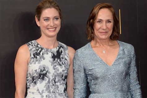 Big Bang Theory Laurie Metcalfs Daughter Zoe Perry To Play Mom To