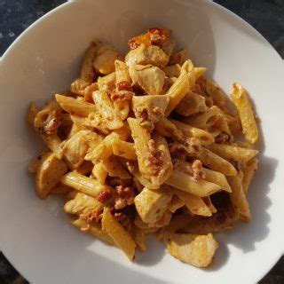 This chicken and chorizo pasta is the ultimate comfort food. Delicous & Easy Chicken and Chorizo Pasta | Hint of Healthy