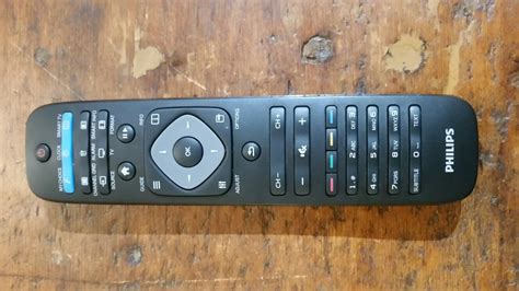 The remote controller seems to be connecting with the TV as the red