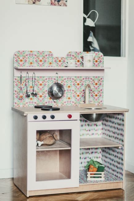 Y si quieres comprar una cocina de madera de juguete barata, no lo pienses más y comprarla por internet. Cocinita grande de flores - Picapino