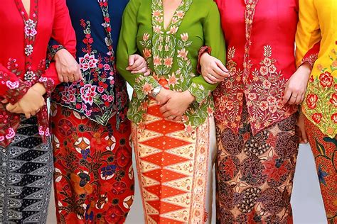 10 Most Popular Traditional Clothes Of Indonesia