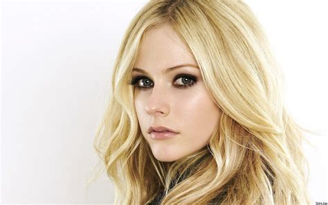 4584789 Women Face Makeup Avril Lavigne Blonde Portrait Singer Wallpaper Mocah
