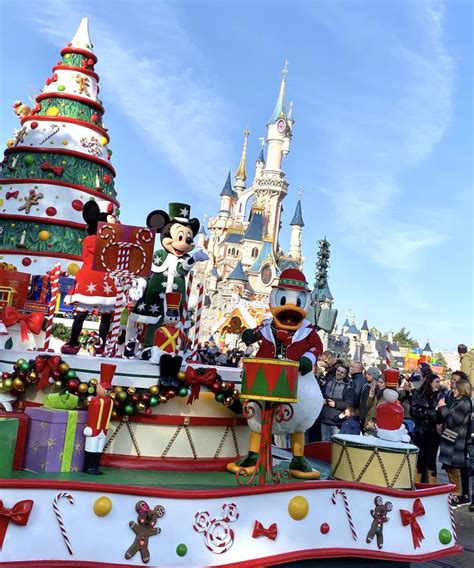 Photos Video Watch The 2019 Christmas Parade At Disneyland Paris