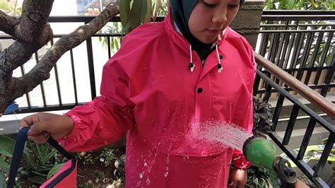 Anda bisa mengetahui lebih banyak lagi mengenai jas hujan pada artikel berikut ini. Monyet Pake Jas Hujan : Wow 30 Gambar Orang Pake Jas Hujan ...