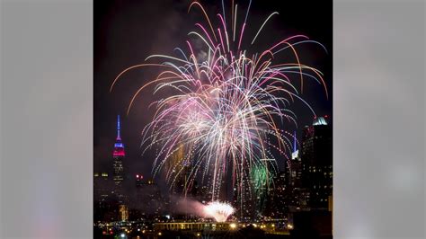 Macys Fourth Of July Fireworks Tap Tech To Light Up Smartphone Screens Fox News