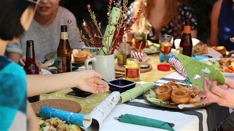 Outside of southern germany and austria, the usual expression is zu abend essen. Dinner for more: So gelingt Ihnen das ideale Abendessen ...