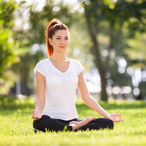 Yoga Openlucht De Gelukkige Vrouw Die Yogaoefeningen Doen Mediteert In Het Park Yogameditatie