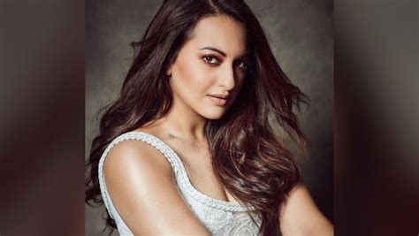 Sonakshi Sinha Resumes Shoot For Amazon Series Shares Picture Post Lockdown Flipboard