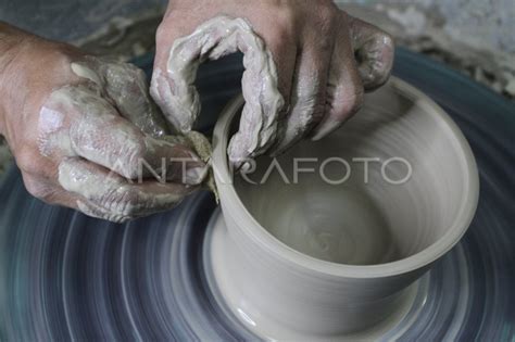 Kerajinan Keramik Kontemporer Di Batu Antara Foto