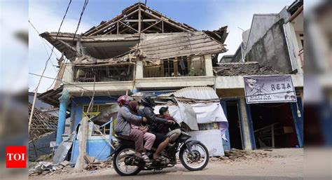 Indonesia Quake Toll Jumps To 268 Rescuers Hunt For Survivors Times Of India
