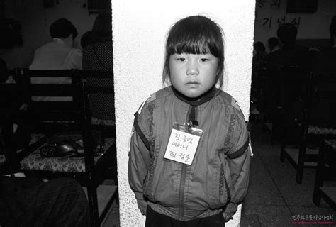 민가협양심수후원회의 제2차 총회 및 1주년 기념식에 참석한 어린아이