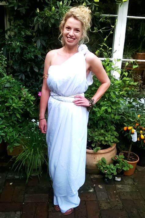 How to make a female toga. D O O D L E S & D A Y D R E A M S: Bed Sheet Dresses Are ...