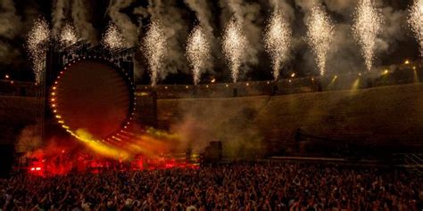 Best known as guitarist, vocalist and writer with pink floyd , he is also renowned for solo work and collaborations with other artists including kate bush , paul mccartney , and pete. David Gilmour Live At Pompeii: überwältigendes Musik- und ...