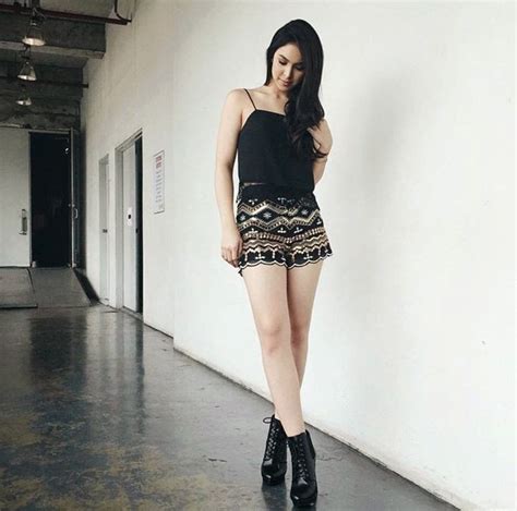 Ternyata tidak seperti gambaranmu lho, kehidupan tampak modern bahkan banyak wanita yang memakai rok mini! Kumpulan Foto Gadis Pakai Rok Mini | FOTO BUGIL