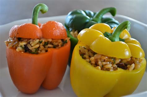 Eet lekker Gevulde paprikas met rijst rozijnen en pijnboompitten