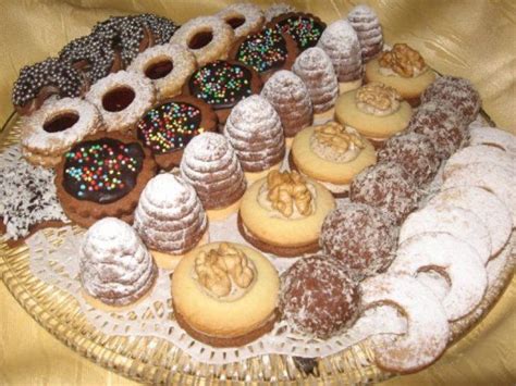 Roll dough about ⅛ inch thick and cut with cookie cutters, or take about a teaspoon of dough and flatten for each cookie. Recipe list of Czech and Slovak Christmas cookies /Souhrn ...