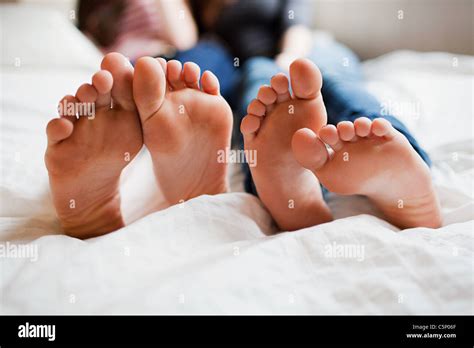 Zwei Mädchen Im Teenageralter Auf Bett Barfuß Stockfotografie Alamy