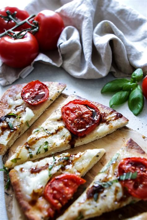 Quick Flatbread Pizza Margherita • Happy Kitchen