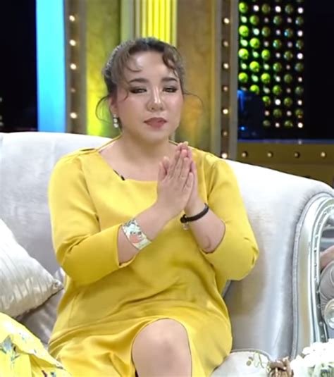 แฟชั่นรับซัมเมอร์จาก ชมพู่ อารยา แค่มีผ้าผืนเดียวก็สวยได้แล้ว ไปดูไอเดียโพกผมชิค คูล จากแม่ชมได้เลยจ้า "ชมพู่ อารยา" ถึงกับเหวอ!! เมื่อน้องสาว "ดีเจบุ๊คโกะ" จมูก ...