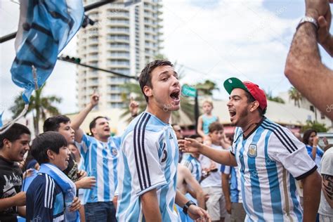 Organizadora de los torneos de la primera división en el país. Argentinian soccer fans celebrating - Stock Image - Stock ...