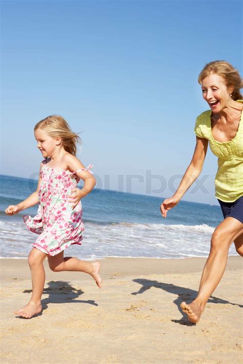 Großmutter und Enkelin Entlang Strand Stock Bild Colourbox