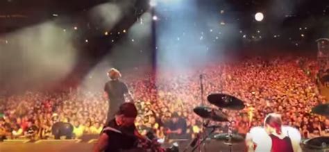 metallica s lollapalooza set from onstage fans pov — video guitar world