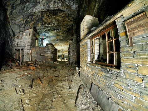 Inside Britain S Hidden Underground Wonders Explorers Capture Breathtaking Snaps Deep Inside