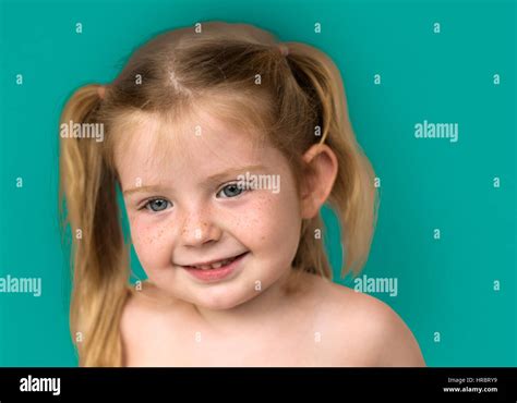 Kaukasische Kleine Mädchen Nackten Oberkörper Lächelnd Stockfoto Bild