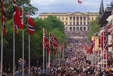 The Royal Palace Oslo The Main Street In Oslo Karl Johans Gate At