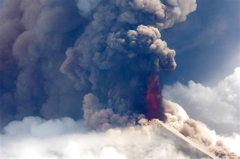 Thousands Flee Erupting Papua New Guinea Volcano