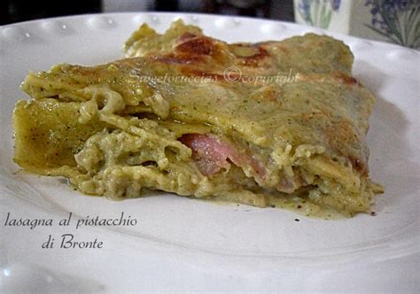 Il pistacchio di bronte, le mandorle di avola, il miele degli altipiani iblei, la ricotta dei migliori caseifici, ma l'ingrediente segreto è sempre l'amore per ciò che si fa. Lasagne al pistacchio di Bronte e prosciutto