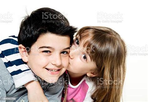 남자아이 및 여자아이 키스 6 7 살에 대한 스톡 사진 및 기타 이미지 6 7 살 남유럽 후예 소녀 Istock