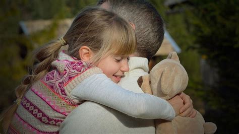 ¿qué Importancia Tienen Los Besos Y Abrazos En La Educación De Hijos E