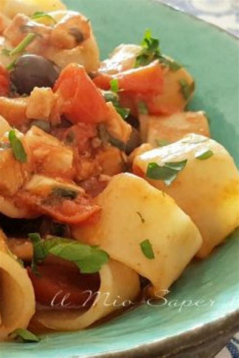 Ad essere esaltati sono i sapori mediterranei, questo primo viene realizzato con pasta di grano duro, pesce spada, olive taggiasche, capperi, aglio, prezzemolo e pistacchi. CALAMARATA con pesce spada ricetta PASTA al ragù di pesce ...