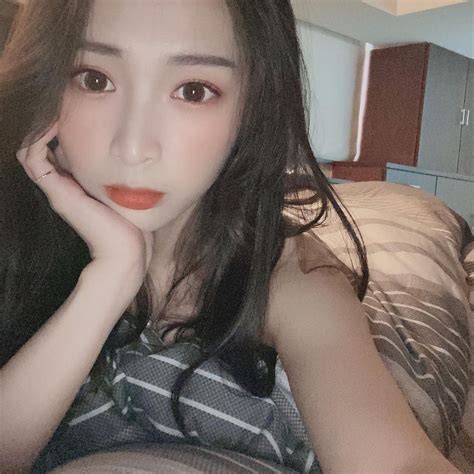 the popular model xie jiarui shui ling has big eyes and skin is too immature and her flat