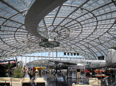 Als kunstenaar, ingenieur, fysicus, uitvinder en visionair heeft hij uitzonderlijk onderzoek gevoerd naar begrippen als ruimte, beweging, vlucht, energie en gravitatie. Hangar-7