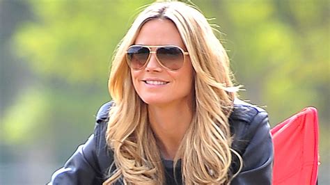 Heidi klum tries to make a model laugh by tickling her sidesheidi hlum prova a far ridere una modella facendole il solletico. Coole Mami! Heidi Klum im lässigen Rocker-Look | Promiflash.de